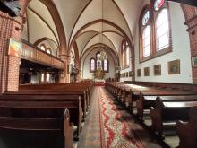 Wnętrze kościoła w Żarach-Kuniach 